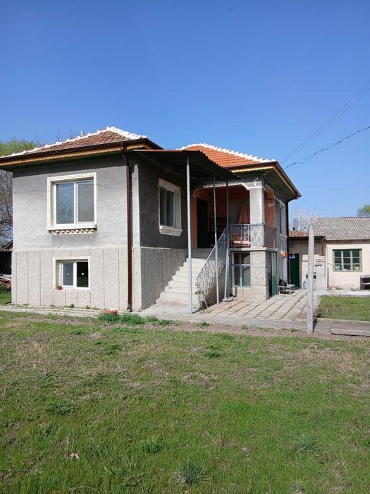 Тухлена къща 70кв.м на два етажа с 1дка двор