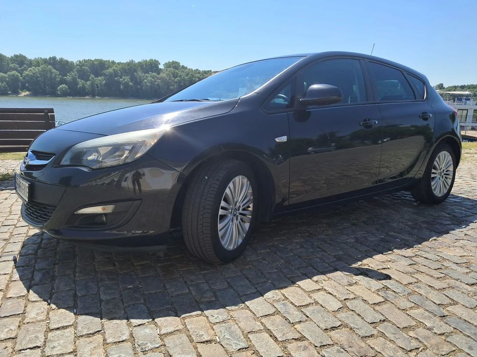 Opel Astra Se vinde Opel Astra J benzina an 2014 , 1.4 Turbo 140 CP , 132.000 KM