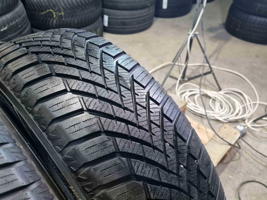 SET 2 Anvelope Iarna 215/65 R17 YOKOHAMA BluEarth Winter V906 99V