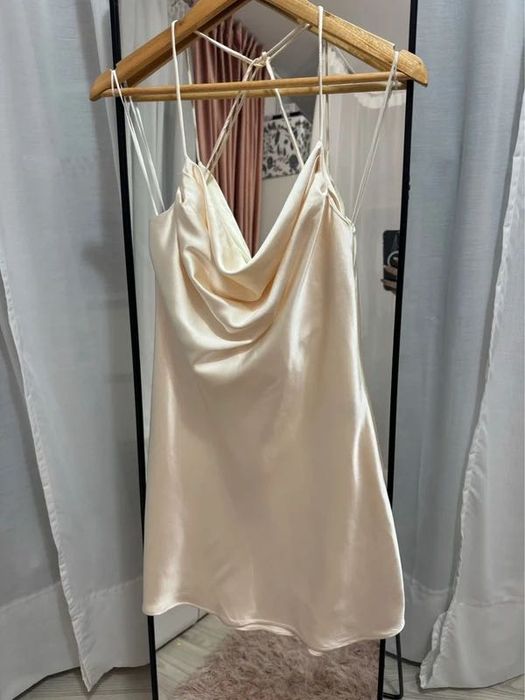 Rochie de seara tip furou satinata cu spatele gol Zara marimea S