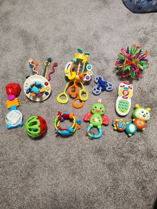 Vând lot jucării bebeluși