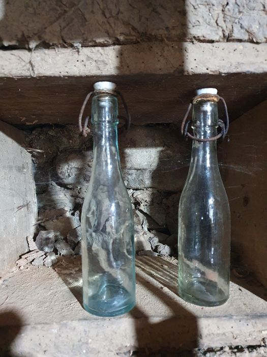 Две стари шишета