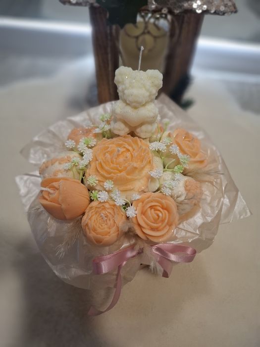 Lumânare decorativă tip buchet – cu ursuleț din ceară parfumata.