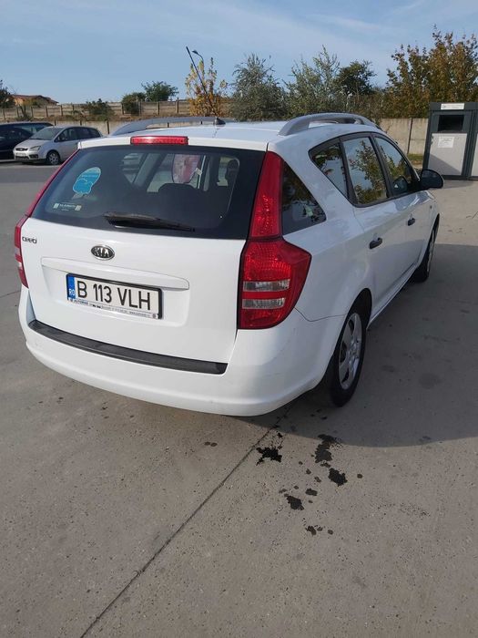 Vând Kia Ceed Break 1.6 benzină, an 2008, 2789 euro.