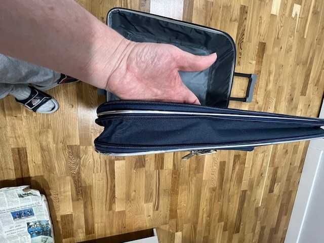 продам отличный удобный чемодан