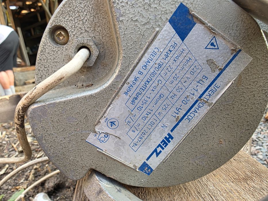 Водяной насос, откачивающий