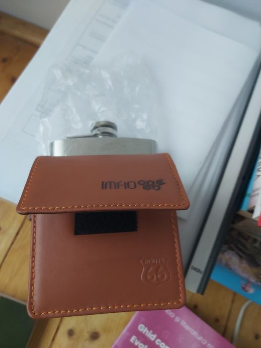 Portofel atasat cu plosca wisky