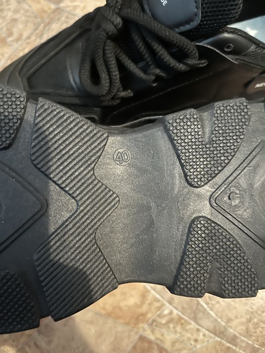 Продам кроссовки новые