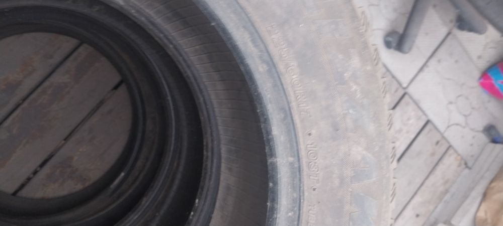 Продам 4 зимние шипованные шины Bridgestone