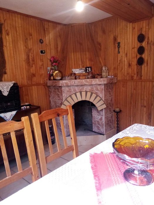 Двуетажна къща с двор