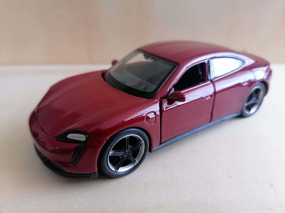 Порше Тайкан Турбо С в мащаб 1:34