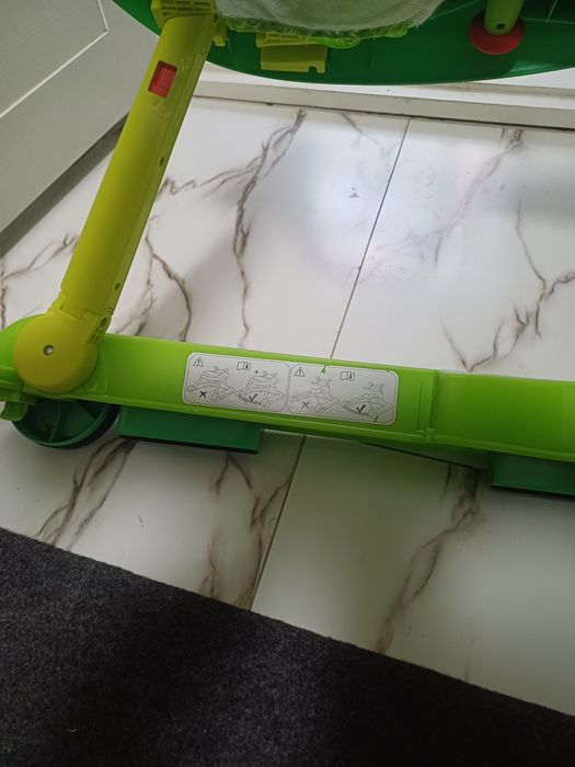 Продаётся фирменный ходунок chicco