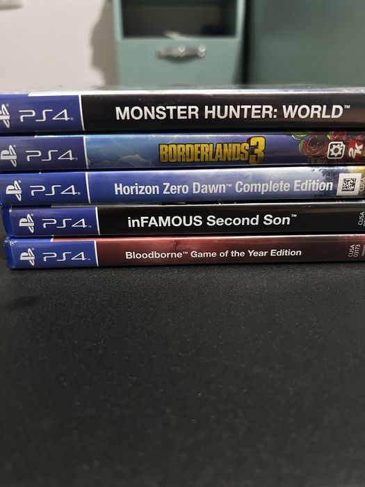 Playstation PS 4 PRO complet cu 5 jocuri