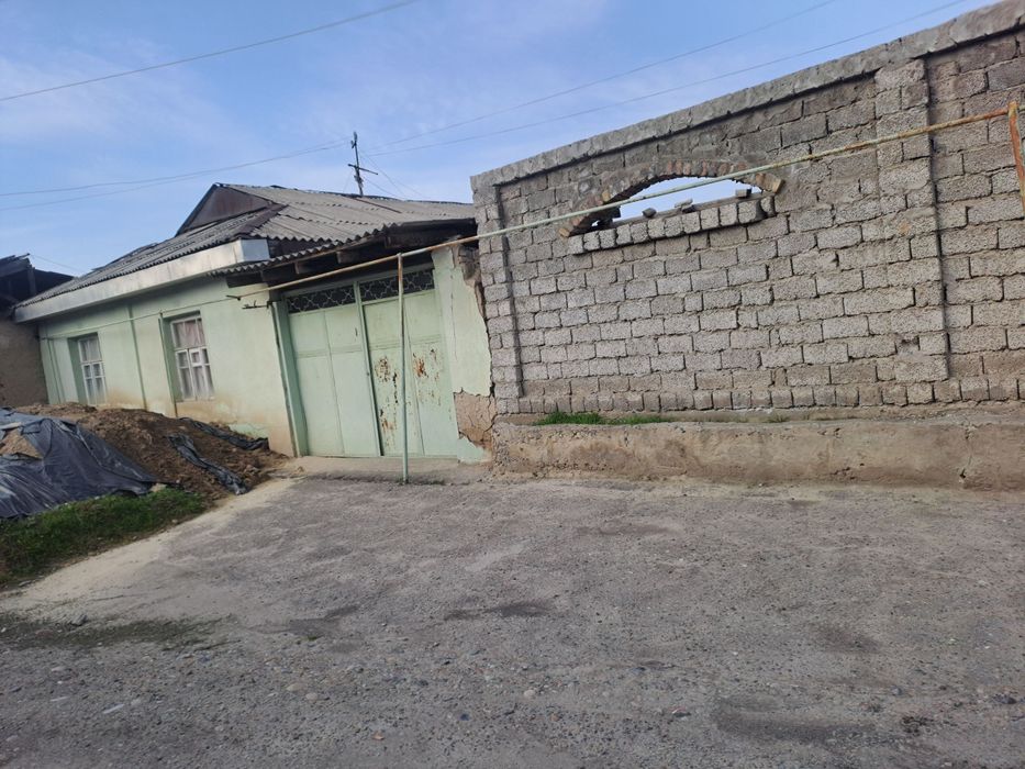 Uy sharoitlari bor 6.94sotix balnitsa yaqin GAI yonida bozorga yaqin