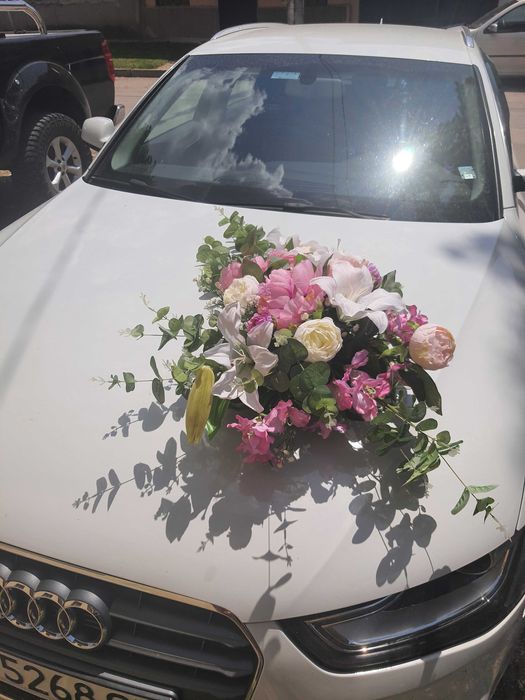 Сватбена декорация- букет за кола рамка за снимки и разпределение маси