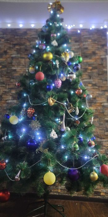 В новом состояние 2,5 метровая ёлка с игркшками и новой герляндой