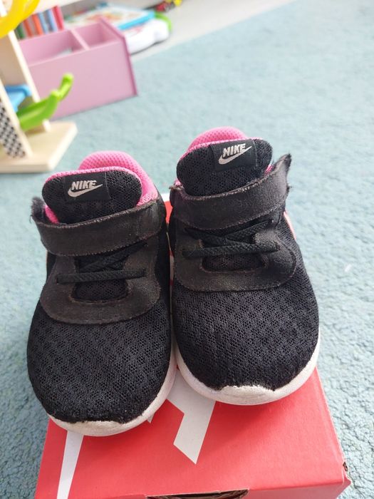 Adidasi Nike numarul 22