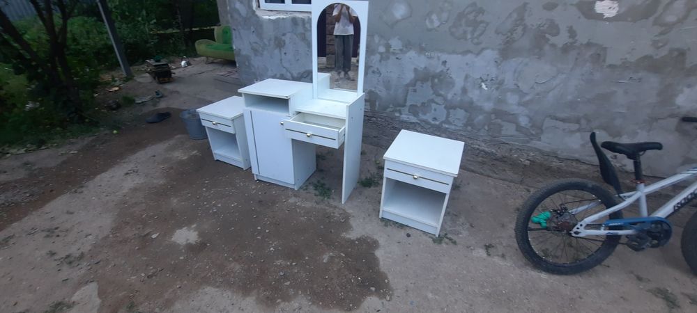 Продам тумбочку с зеркалом !