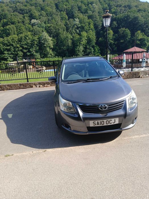 Продавам Toyota Avensis