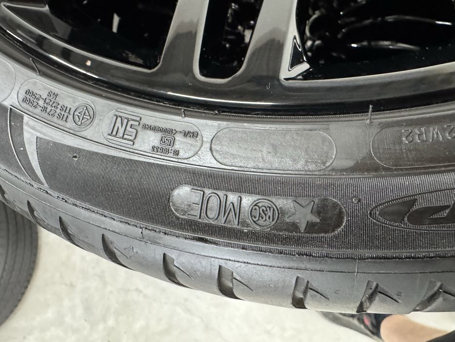 Jante Bmw Seria 5 R19 G30 G31 Originale M664 Negru Lucios Michelin de vara * Runflat 2024 95%