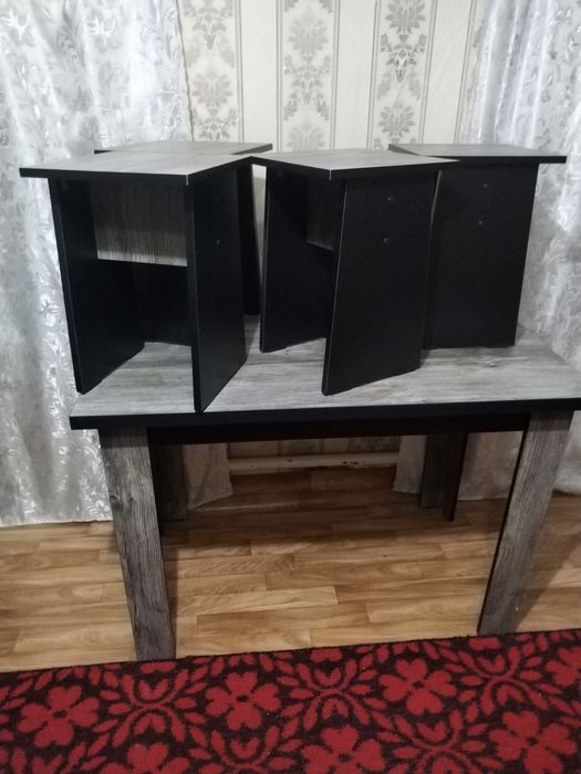 Стол с табуретами в кухню