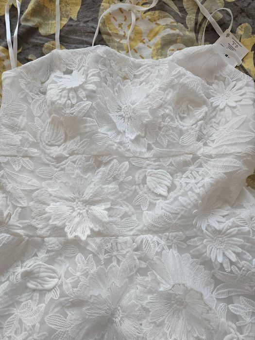 Нова рокля с 3D цветя на Reserved, размер S