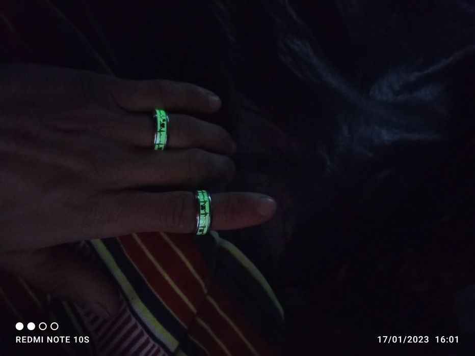 Uzuklar qorongʻuda yonib turadi