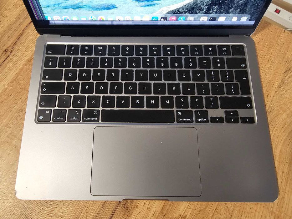 MacBook Air 13.6" M2 (2022) | 8GB | 256GB SSD | Space Gray | + кутия | БЕЗ зарядно | Проблемен екран | A2681