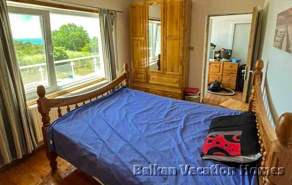 Триетажна къща с басейн и гледка море в Топола