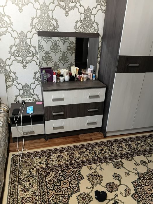 Продаю спальный гарнитур.