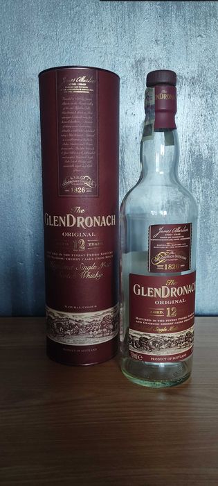 Бутилки от уиски в оригиналните им кутии