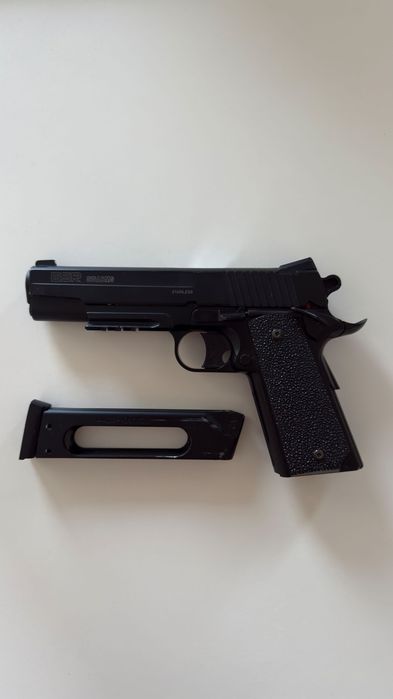 Replica Pistol Airsoft cu CO2, full-metal