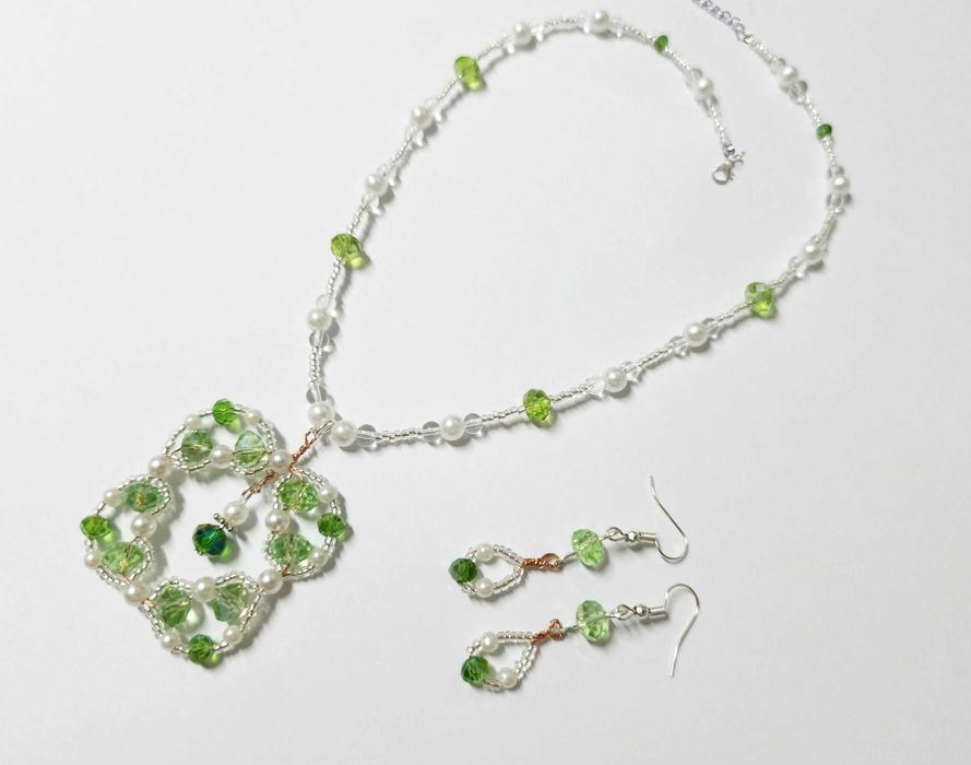 Coliere cu pandative model unicat si cercei, margele, rosu, albastru,