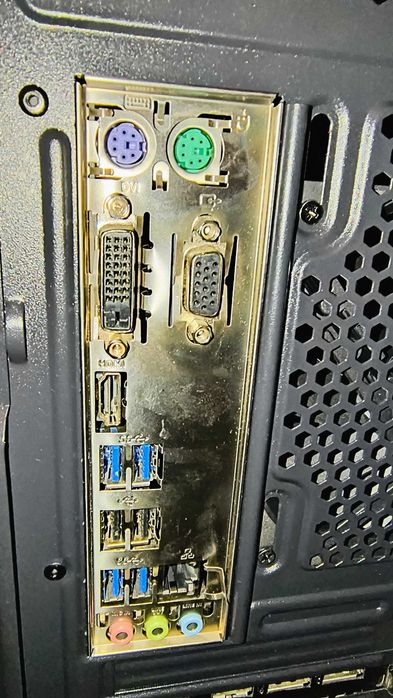 Бюджетен геймърски компютър ryzen 2200g 8GB ram Radeon rx470 4GB