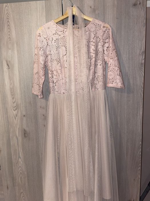 Vad doua rochii elgante bine  intretinute una roz nr 44 si una pe alba