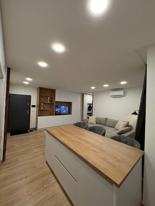 Inchiriez apartament central, parcare inclusa