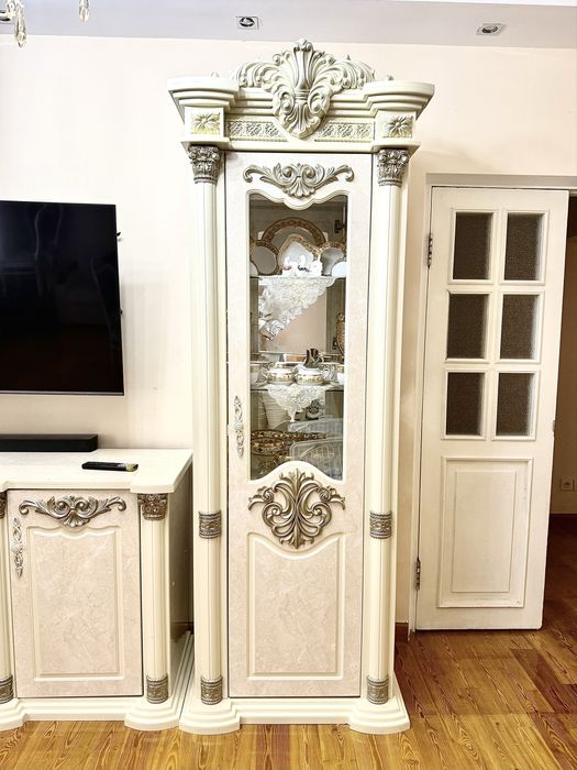 Вся Мебель из гостиной: Комод, Пенал, мяг. мебель, Стол и 12 стульев