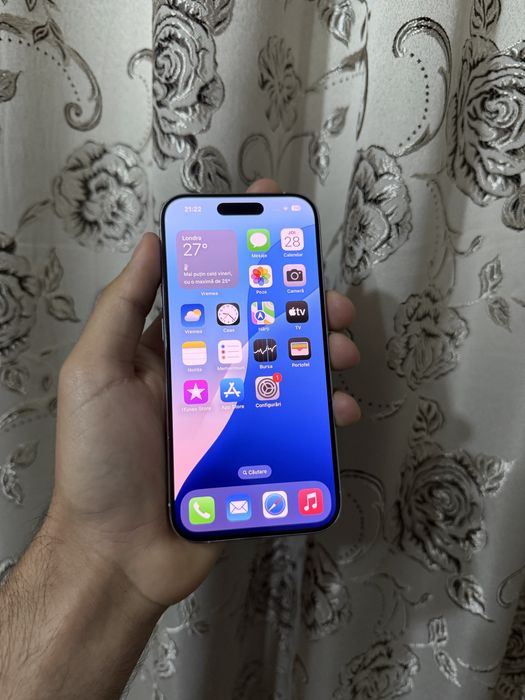 Se vinde iPhone 15 PRO alb 256 GB bateria 88%