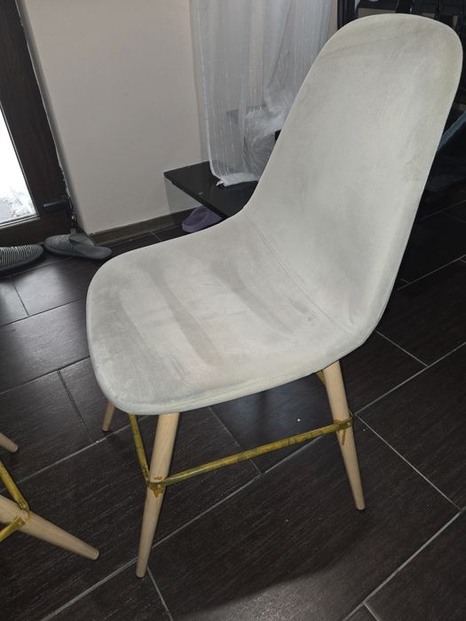 Vand 4 scaune bucatarie 40  lei/buc