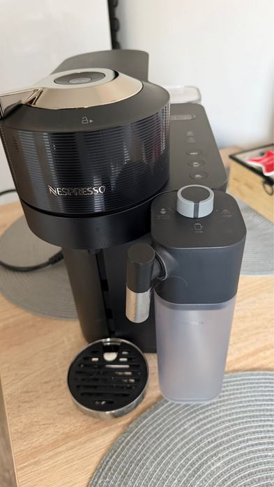Espressor Nespresso DeLonghi Vertuo Lattissima  1500 W, 1.5L
