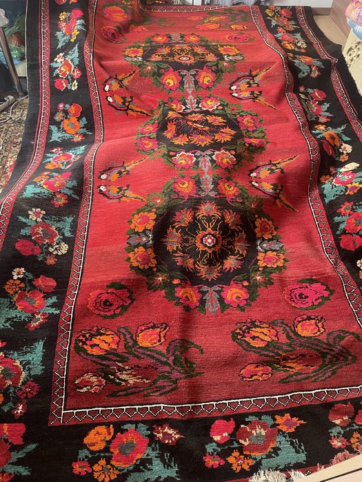 Қол кілем сатылады