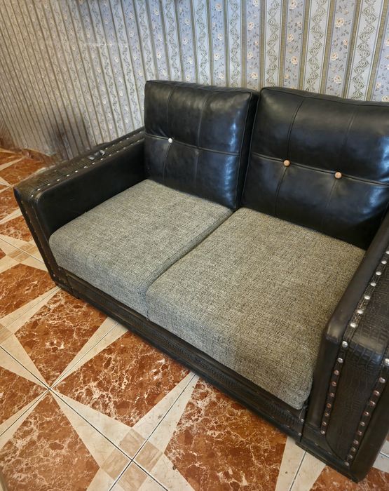 Vând set complet pentru living in stare foarte bună.