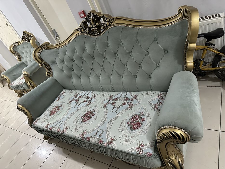 Срочно продается Диван и два кресла