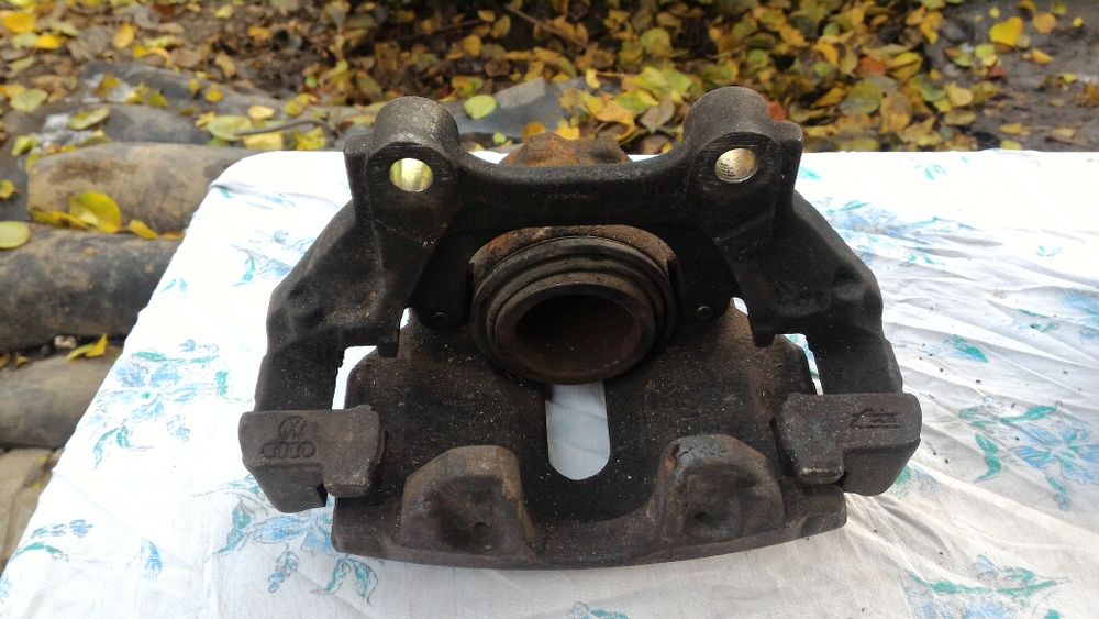 Суппорт AUDI  C4 передний