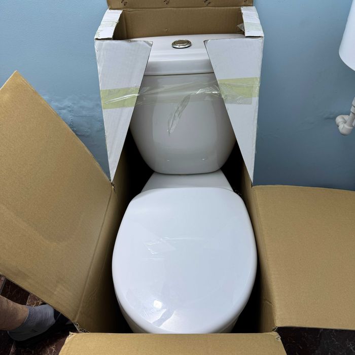 Унитаз и раковина со смесителем. Unitaz va rakovina krani bilan