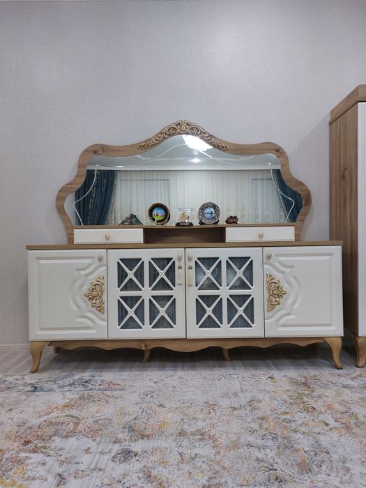 Сервант гостиной комнаты ддя посуд