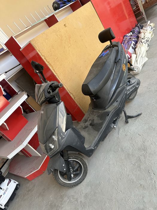 skuter elektronniy zaryadli