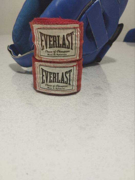 Боксёрский шлем, и два боксёрских бинта.