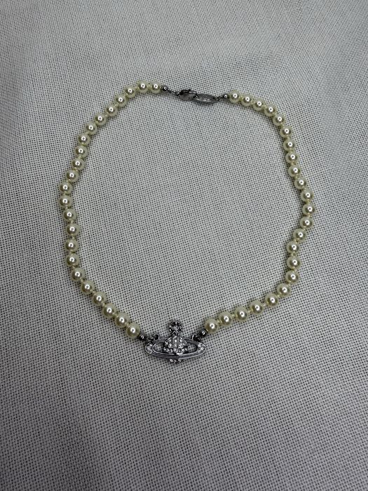 Colier Vivienne Westwood ”mini bas relief”, perle/argintiu, pietricele