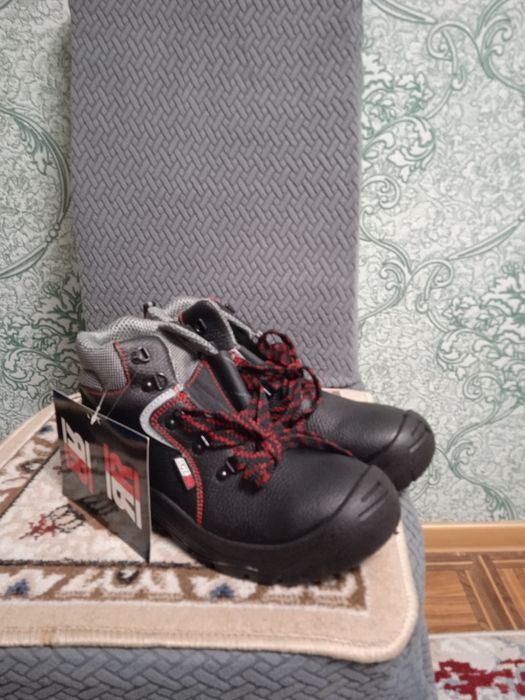 Продам рабочие зимние комбинезоны.